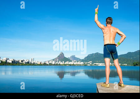 Comité permanent de l'athlète en face de la ville de Rio de Janeiro à Lagoa Rodrigo de Freitas lagoon Banque D'Images