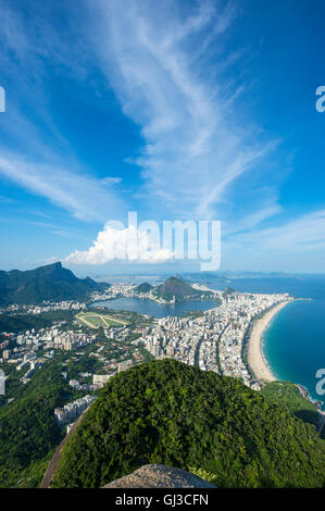 La vue panoramique sur la plage d'Ipanema et Lagoa Rodrigo de Freitas, vue du haut de la montagne Deux frères Dois Irmãos à Rio Banque D'Images