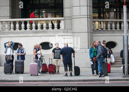 London, UK - 24 septembre 2015 : Les voyageurs en attente de transport vers l''aéroport de Stansted près de Liverpool street station Banque D'Images