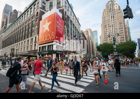 Le Macy's Herald Square magasin phare à New York le Mardi, Août 9, 2016. Macy's doit faire rapport des gains au deuxième trimestre le jeudi avant l'ouverture du marché. (© Richard B. Levine) Banque D'Images