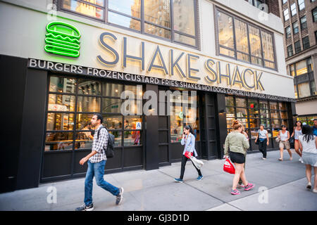 Un Shake Shack restaurant dans le quartier de Garment à New York le Mardi, Août 9, 2016. Le burger de fournisseur doit présenter son rapport Résultats du deuxième trimestre le mercredi.(© Richard B. Levine) Banque D'Images