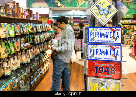 Les gens boutiques duty free pour les cadeaux, l'Aéroport International Juan Santamaría, SanJose Costa Rica, Amérique centrale Banque D'Images