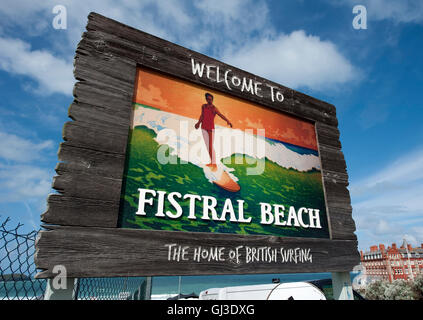 Panneau de bienvenue à Fistral Beach, Newquay, Cornwall, Angleterre, Royaume-Uni. Banque D'Images
