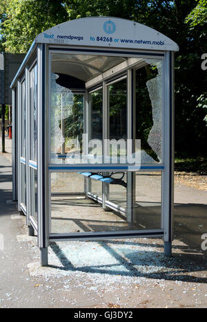 Abri bus vandalisés, Coventry, Royaume-Uni Banque D'Images