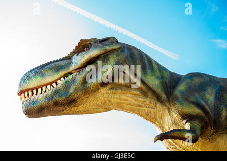 NOVI SAD, SERBIE - Août 7, 2016 : la vie de modèle de Tyrannosaurus taille animal préhistorique dans le thème Dino Park de divertissement. Banque D'Images