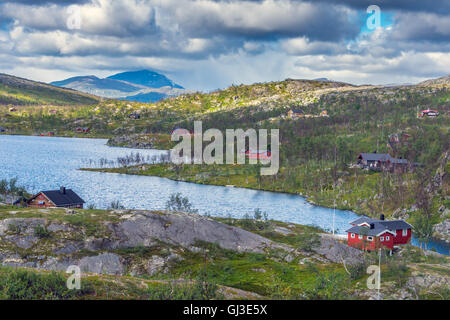 Cabanes en bois au bord du lac deuxième maison, en pleine nature, Norvège Banque D'Images