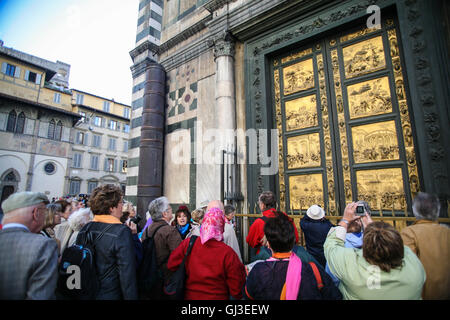 Les touristes à la célèbre Ghiberti's Portes du Paradis,ce qui lui a pris 27 ans pour terminer, affichée à la porte de l'Est de l'Bapti Banque D'Images