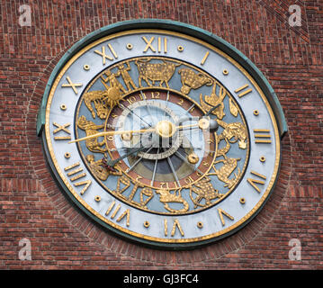 L'horloge astronomique, l'Hôtel de Ville d'Oslo, Oslo, Norvège, Scandinavie Banque D'Images