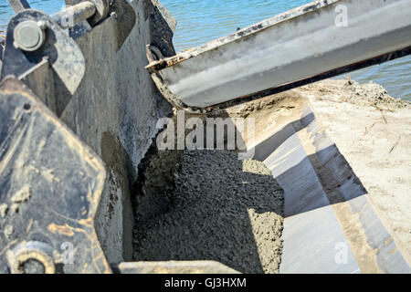 Béton liquide de commutation du mélangeur dans une cuillère pelle. Banque D'Images