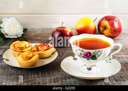 Tasse de thé et des muffins en forme de rose d'Apple. Gâteau aux pommes fait maison pour l'heure du thé. Plateau de petit-déjeuner avec des pâtisseries sucrées de pomme. Banque D'Images