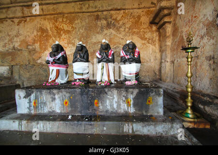 Statue noircie d'idoles, à demi couvert d'un tissu blanc vu à la Tanjavur Temple Brihadeshwara,TamilNadu. L'Inde Banque D'Images