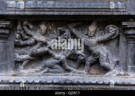 Bas-relief représentant Durga terrassant le démon (Maheeshasuramardini). Brihadishwara Temple. Tanjore (Thanjavur), Tamil Nadu, Inde. Banque D'Images