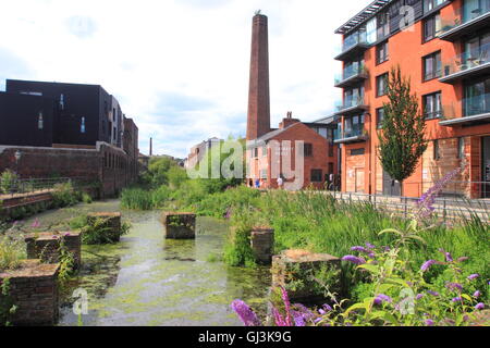 La rivière qui coule à travers Don Kelham Island ; une très urbanisée, ancien quartier industriel de la ville de Sheffield, Royaume-Uni - 2016 Banque D'Images