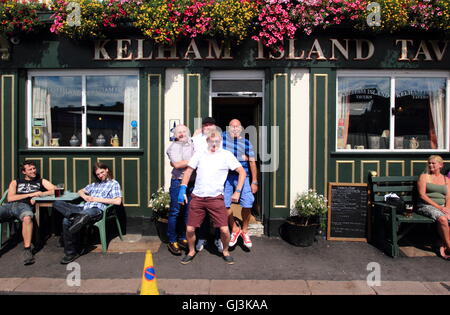 Un groupe d'hommes posent pour une photo avant d'entrer dans Kelham Island Tavern, Kelham Island, Sheffield, South Yorkshire, Angleterre, Royaume-Uni Banque D'Images