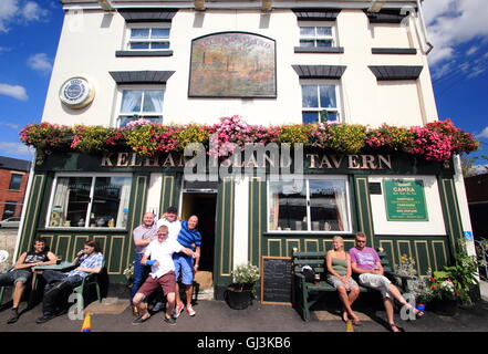 Un groupe d'hommes posent pour une photo avant d'entrer dans Kelham Island Tavern, Kelham Island, Sheffield, South Yorkshire, Angleterre, Royaume-Uni Banque D'Images