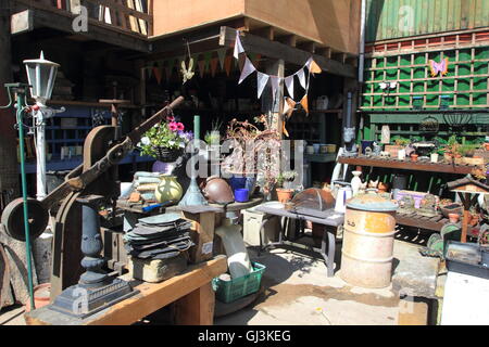 Gamme éclectique de récupération articles à vendre dans wifties «' cour de remise en état dans les antiquités de la ville de Sheffield, Royaume-Uni Banque D'Images