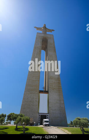 Cristo Rei ou Christ Roi statue, surplombant Lisbonne au centre du Portugal. Banque D'Images