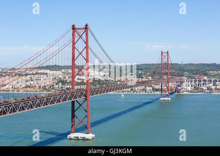 Ponte 25 de Abril dans le tage et vue sur le centre de Lisbonne, Portugal Banque D'Images