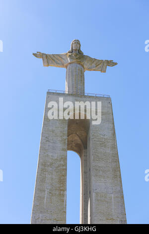 Cristo Rei ou Christ Roi statue, surplombant Lisbonne au centre du Portugal. Banque D'Images