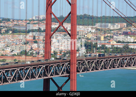 Lisbonne, Portugal - 11 juillet 2016 : Ponte 25 de Abril dans le tage et vue sur le centre de Lisbonne, Portugal Banque D'Images