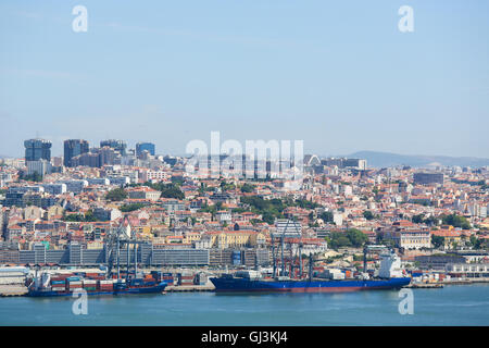 Lisbonne, Portugal - 11 juillet 2016 : vue sur les porte-conteneurs au Port de Lisbonne à l'Tage au Portugal Banque D'Images