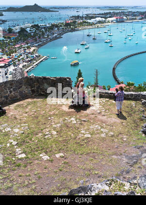 dh Château Marigot ST MARTIN CARIBBEAN Woman touristes canon port Bay ville et front de mer français fort louis saint leeward îles Banque D'Images