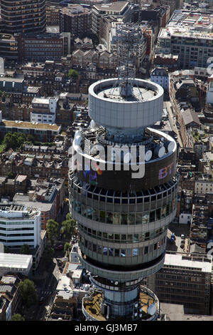Vue aérienne de la BT Tower, anciennement Post Office Tower, dans Fitzrovia, à l'ouest de Londres, Royaume-Uni Banque D'Images