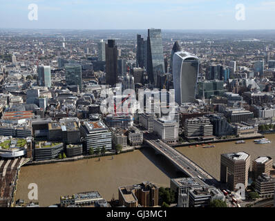 Vue aérienne de la ville de Londres avec cornichon, talkie walkie et râpe à fromage bâtiments, UK Banque D'Images