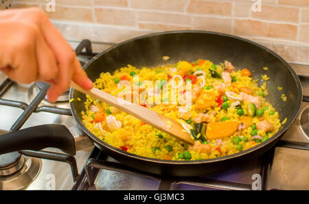 La cuisson des fruits de mer espagnol paella valencienne recette riz Banque D'Images