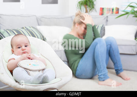 Jeune femme souffrant de dépression post-partum Banque D'Images