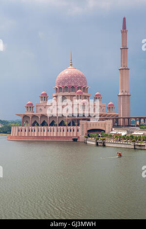 Rose belle mosquée Putra en plein jour, Putrajaya, Malaisie Banque D'Images