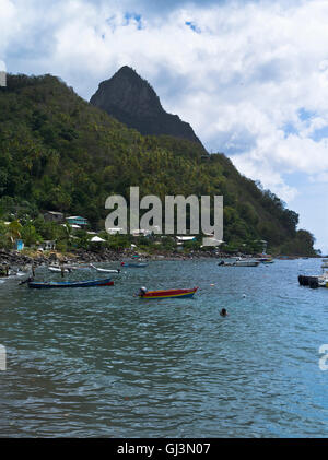 dh Soufriere ST LUCIA CARIBBEAN Piton sommet de la montagne classée au patrimoine mondial bateaux bay plage pitons Banque D'Images