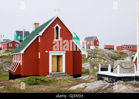 Maisons en bois colorés traditionnels inuits et les petits l'église. Itilleq, Qeqqata, au Groenland. Banque D'Images