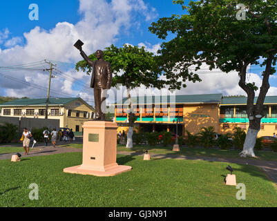 dh Castries ST LUCIA CARAÏBES Sir John Crompton statue des îles venteuses des Antilles Banque D'Images