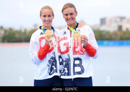 La société britannique Helen Glover (à gauche) et Heather Stanning (à droite) célébrer remportant la médaille d'or en paire finale au stade Lagoa le septième jour de la Jeux Olympiques de Rio, au Brésil. Photo date : vendredi 12 août 2016. Crédit photo doit se lire : Mike Egerton/PA Wire. RESTRICTIONS - usage éditorial uniquement. Banque D'Images