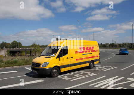 Livraison DHL van sur les routes de Liverpool, Merseyside, Royaume-Uni. La circulation à Knowsley, UK Banque D'Images