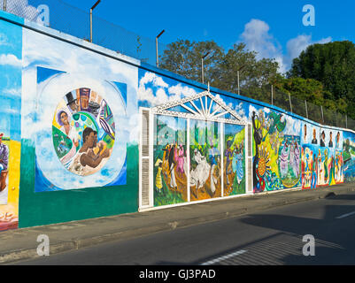 dh Scarborough TOBAGO CARAÏBES peint en couleurs des peintures murales racontant des histoires par rue de peinture urbaine d'art mural culturel de bord de route Banque D'Images