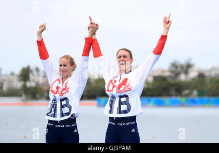 La société britannique Helen Glover (à gauche) et Heather Stanning (à droite) célébrer remportant la médaille d'or en paire finale au stade Lagoa le septième jour de la Jeux Olympiques de Rio, au Brésil. Photo date : vendredi 12 août 2016. Crédit photo doit se lire : Mike Egerton/PA Wire. RESTRICTIONS - usage éditorial uniquement. Banque D'Images