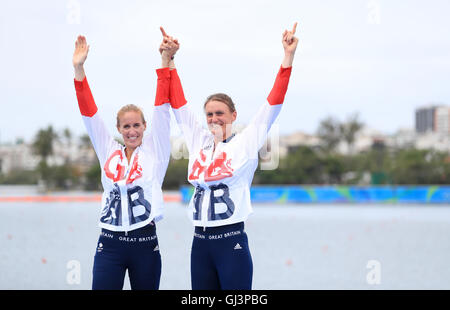 La société britannique Helen Glover (à gauche) et Heather Stanning (à droite) célébrer remportant la médaille d'or en paire finale au stade Lagoa le septième jour de la Jeux Olympiques de Rio, au Brésil. Photo date : vendredi 12 août 2016. Crédit photo doit se lire : Mike Egerton/PA Wire. RESTRICTIONS - usage éditorial uniquement. Banque D'Images