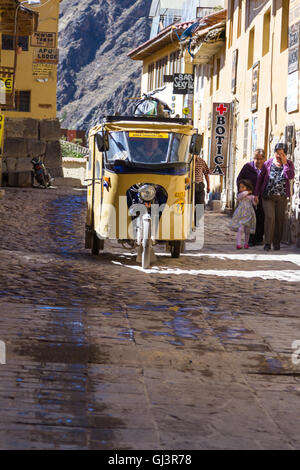 Ollantaytambo, Pérou - 16 mai : moto taxi conduire sur une route principale à Ollantaytambo. 16 mai 2016, le Pérou Ollantaytambo. Banque D'Images