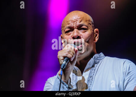 Belfast, Irlande du Nord. 11 août 2016 - Roland Lee cadeau, ancien chanteur de the Fine Young Cannibals, fonctionne à l'Phobail Feile. Banque D'Images