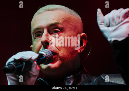 Belfast, Irlande du Nord. 11 août 2016 - Holly Johnson, ancien chanteur de Frankie Goes to Hollywood, fonctionne à l'Phobail Feile. Banque D'Images