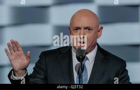 Philadelphie, Pennsylvanie, USA, 28 juillet 2016 L'astronaute de la NASA,Capitaine USN (retraité) Mark Kelly traite de la Convention Nationale Démocratique. Mark est le mari de l'ancien membre du congrès, Gabrielle Giffords. Credit : Mark Reinstein Banque D'Images