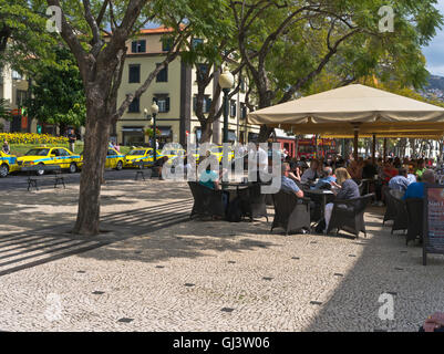 Dh Avenida Arriaga Funchal Madeira People relaxing outdoor cafe cafés en plein air Banque D'Images