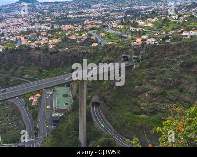 Dh Funchal Madeira Voir ring road bridge le trafic des routes de téléphérique pour Monte Banque D'Images