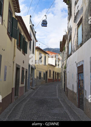 dh zone Velha FUNCHAL MADEIRA téléphérique à Monte ci-dessus télécabine de la rue alley Banque D'Images