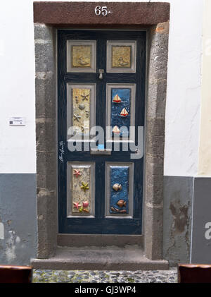 Dh Rua de Santa Maria Funchal Madeira sculpture décorative portes peintes chambre porte avant Banque D'Images