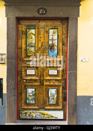 Dh Rua de Santa Maria Funchal Madère colorés décoratifs portes portes peintes Banque D'Images