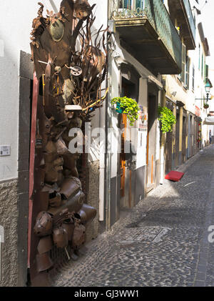 dh Rua de Santa Maria FUNCHAL MADEIRA sculptures décoratives en métal portes allée rue maison Banque D'Images