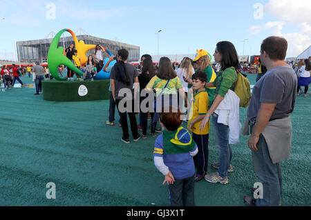 File d'attente des fans pour se faire photographier à côté du logo olympique dans le Parc olympique le septième jour de la Jeux Olympiques de Rio, au Brésil. Photo date : vendredi 12 août 2016. Crédit photo doit se lire : David Davies/PA Wire. RESTRICTIONS - usage éditorial uniquement. Banque D'Images